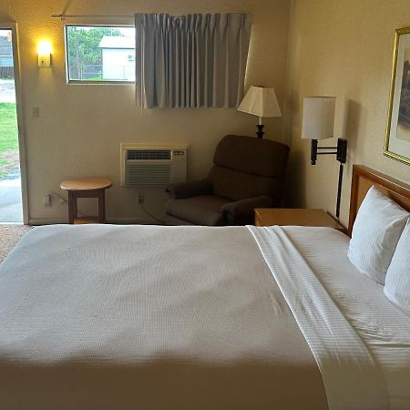 Big Bend Traveler'S Inn Great Bend المظهر الخارجي الصورة