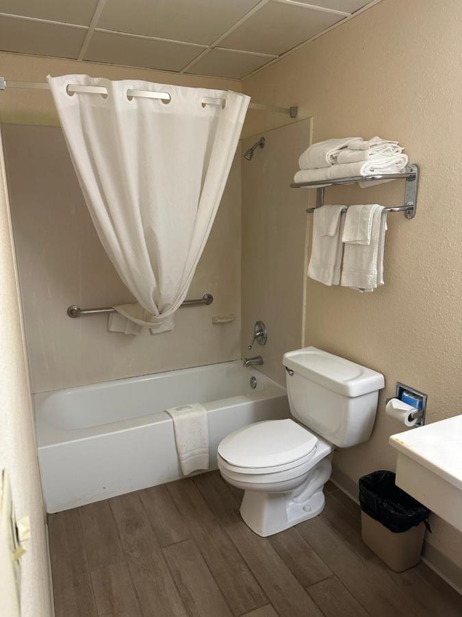 Big Bend Traveler'S Inn Great Bend المظهر الخارجي الصورة