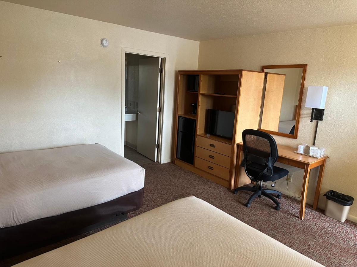 Big Bend Traveler'S Inn Great Bend المظهر الخارجي الصورة